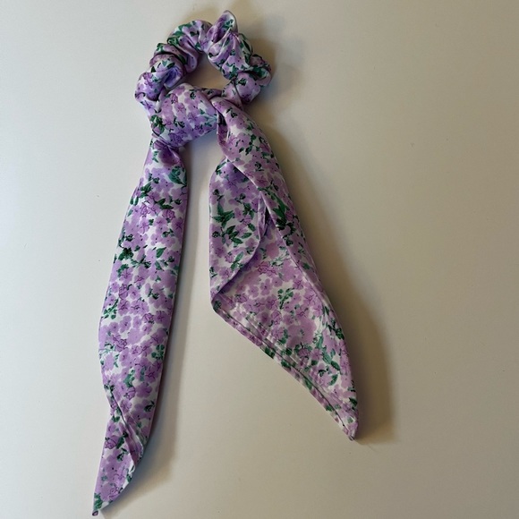 3/$20 ✨ H&M Scarf Scrunchie Duo - Picture 4 of 7